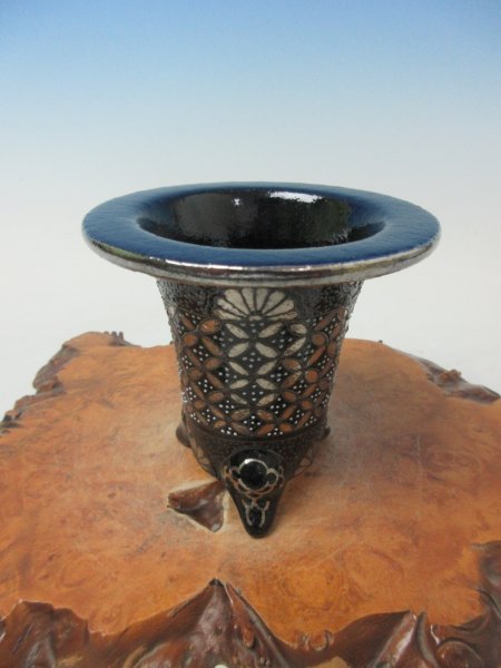 画像1: Ｈ-3　京楽焼　新品　「華作 プラチナ太鼓加茂黒 七宝菊模様」　万年青鉢　3.3号 (1)