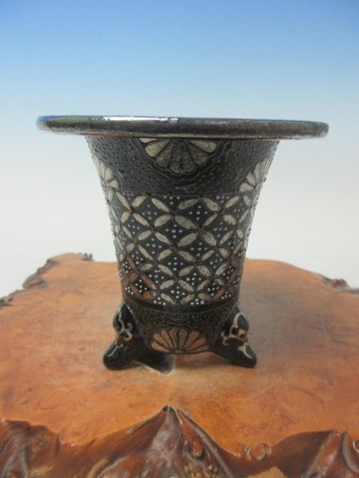 画像2: Ｈ-3　京楽焼　新品　「華作 プラチナ太鼓加茂黒 七宝菊模様」　万年青鉢　3.3号