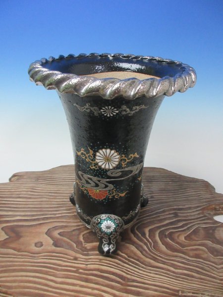 画像1: Ｈ-10　京楽焼　新品　「布施覚氏作 縄縁プラチナ 唐草菊模様」　春蘭鉢　5.5号 (1)