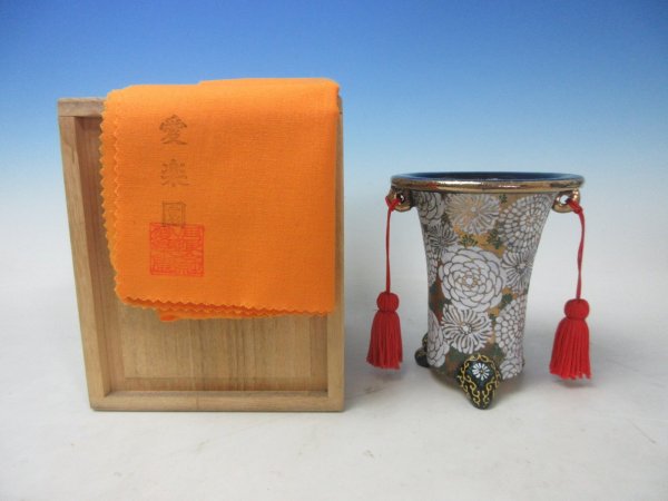 画像1: Ｈ-74　京楽焼　新古品　「愛楽園製 華作 加茂黒 金地白牡丹 A」　蘭鉢　3.3号 (1)
